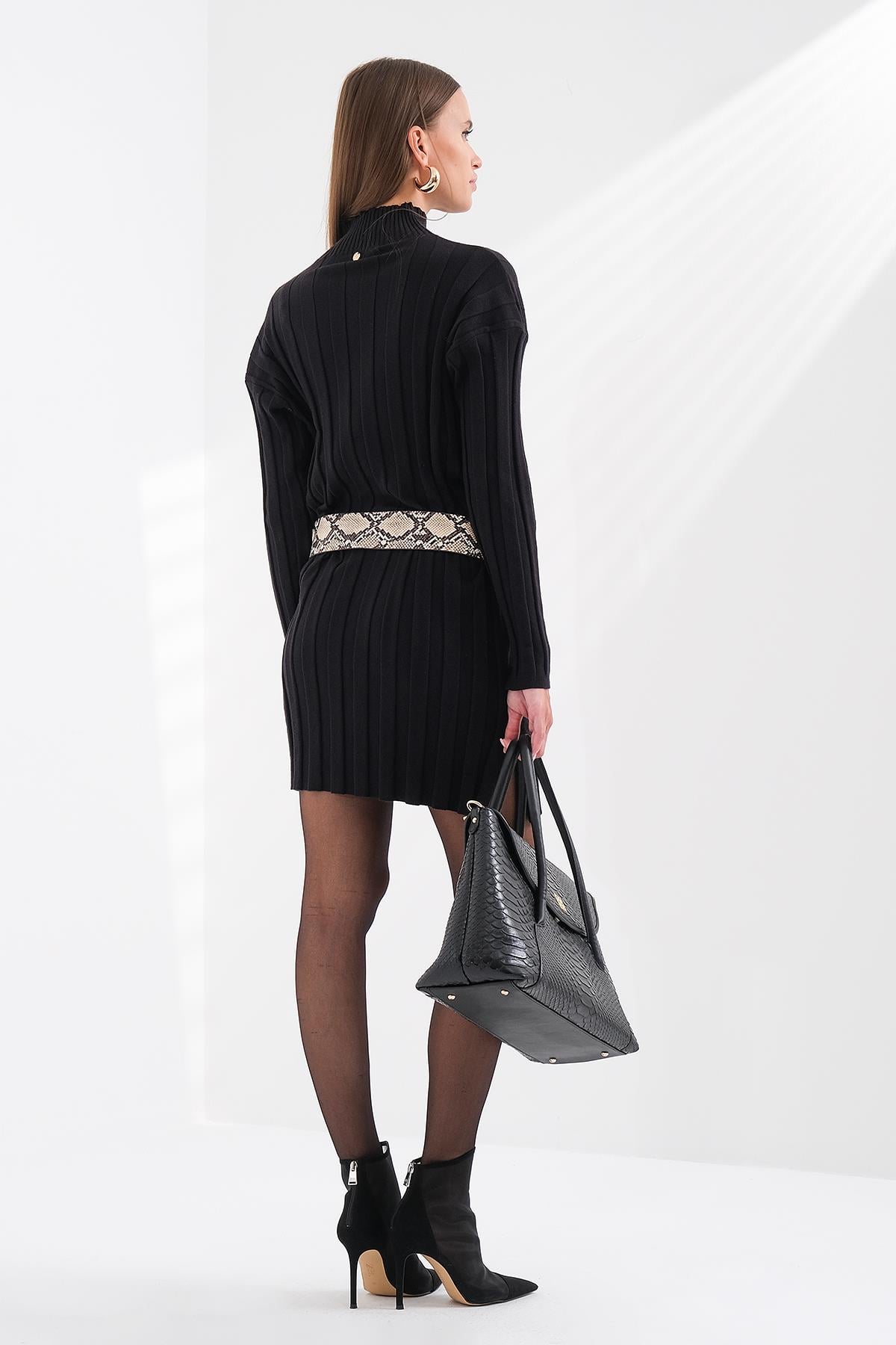 Yüksek Yaka Triko Elbise