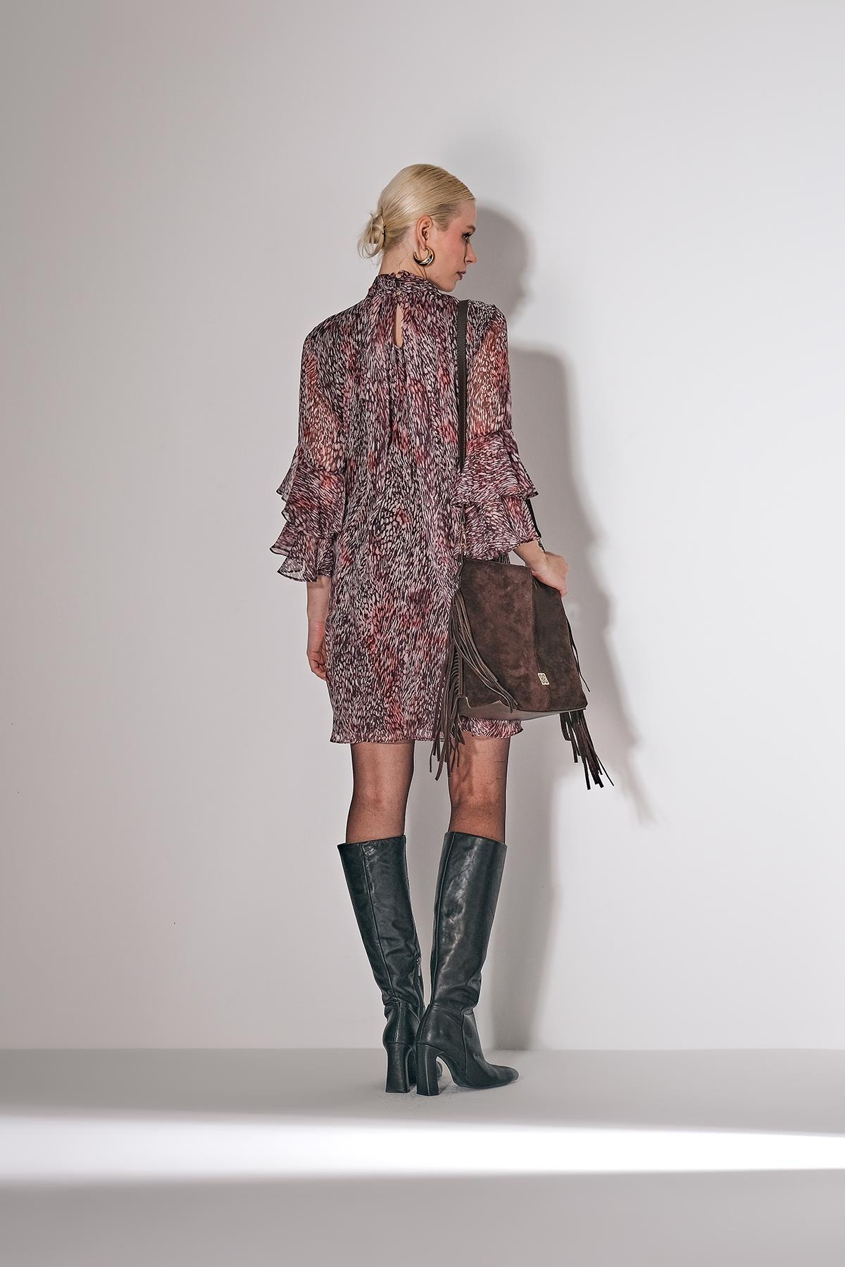 Desenli,Fiyonk Yakalı Ve Volanlı Kollarıyla Şık Ve Zarif Elbise