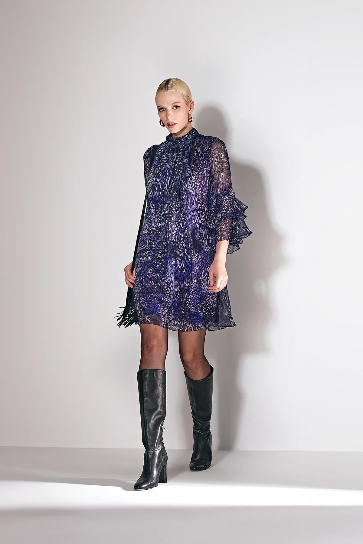 Desenli,Fiyonk Yakalı Ve Volanlı Kollarıyla Şık Ve Zarif Elbise