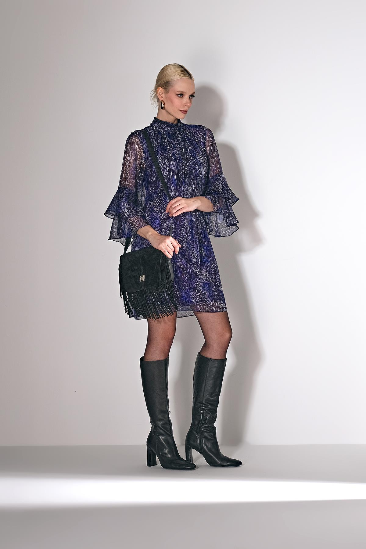 Desenli,Fiyonk Yakalı Ve Volanlı Kollarıyla Şık Ve Zarif Elbise