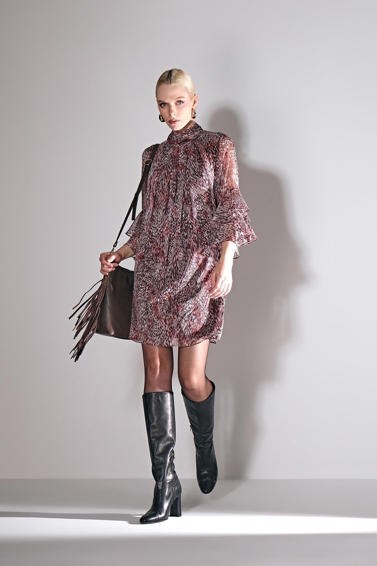 Desenli,Fiyonk Yakalı Ve Volanlı Kollarıyla Şık Ve Zarif Elbise