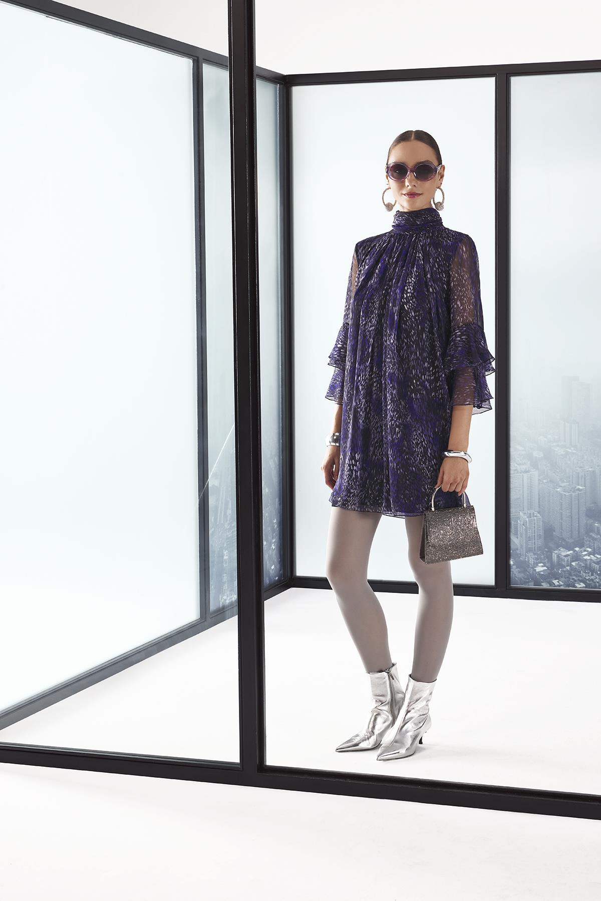 Desenli,Fiyonk Yakalı Ve Volanlı Kollarıyla Şık Ve Zarif Elbise