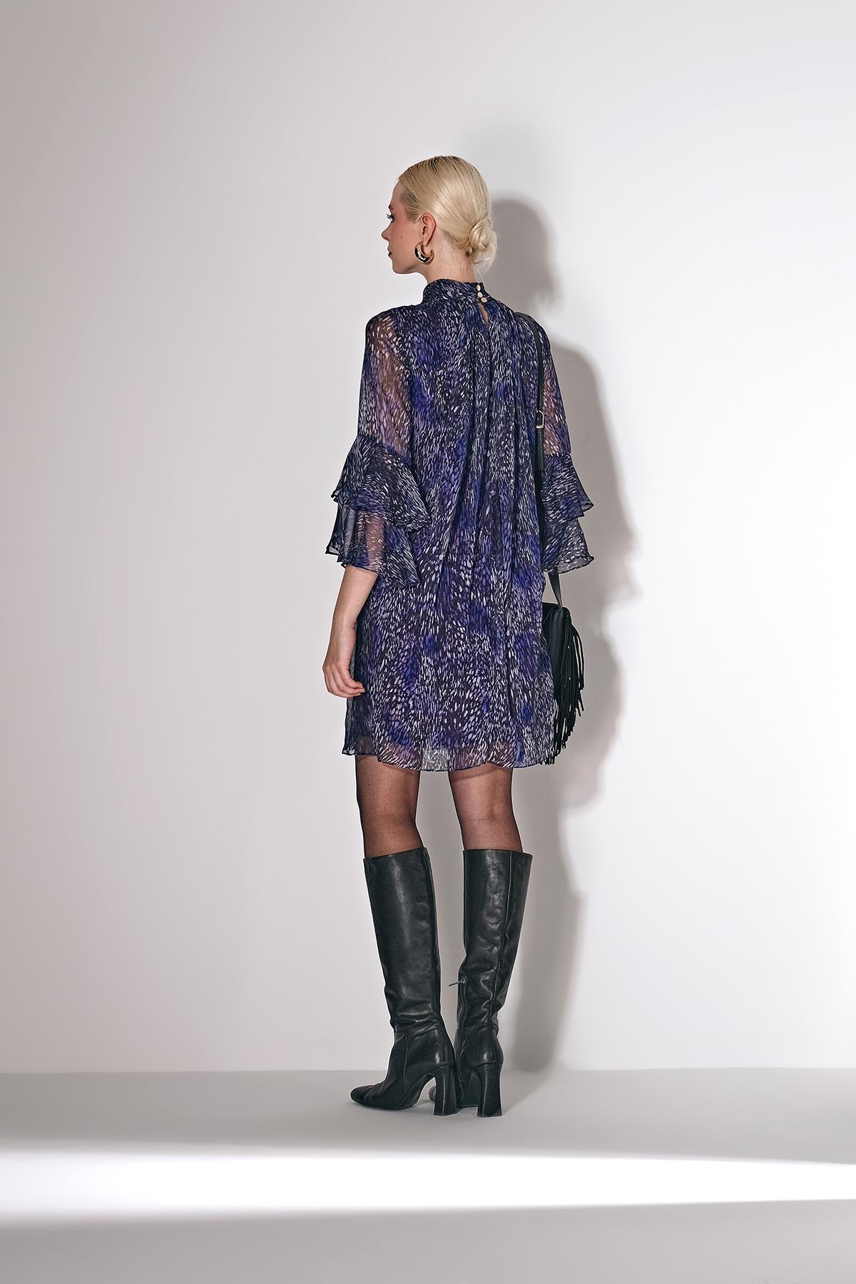 Desenli,Fiyonk Yakalı Ve Volanlı Kollarıyla Şık Ve Zarif Elbise