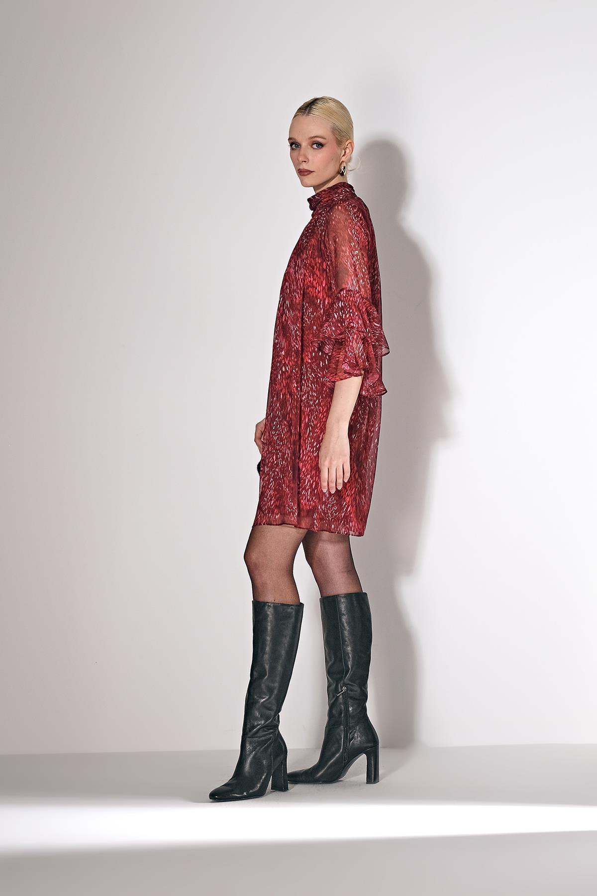 Desenli,Fiyonk Yakalı Ve Volanlı Kollarıyla Şık Ve Zarif Elbise