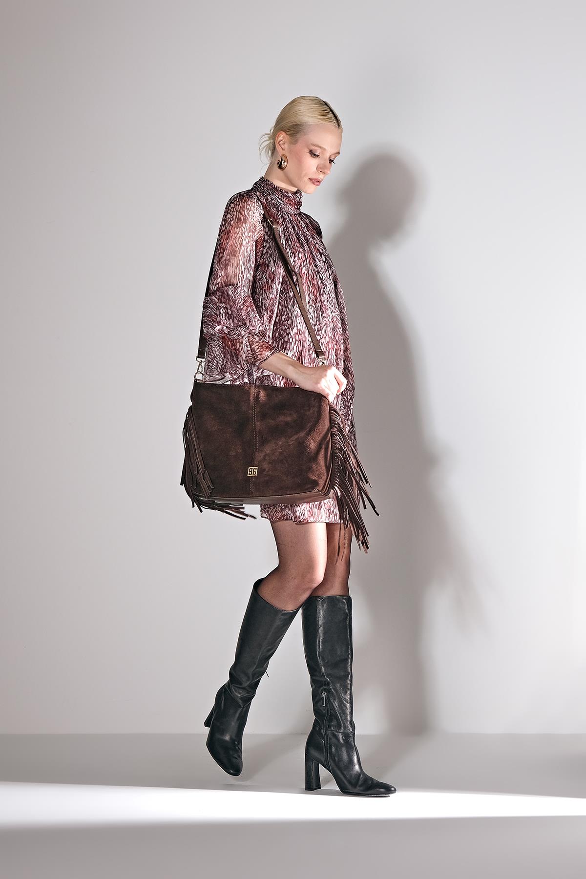 Desenli,Fiyonk Yakalı Ve Volanlı Kollarıyla Şık Ve Zarif Elbise