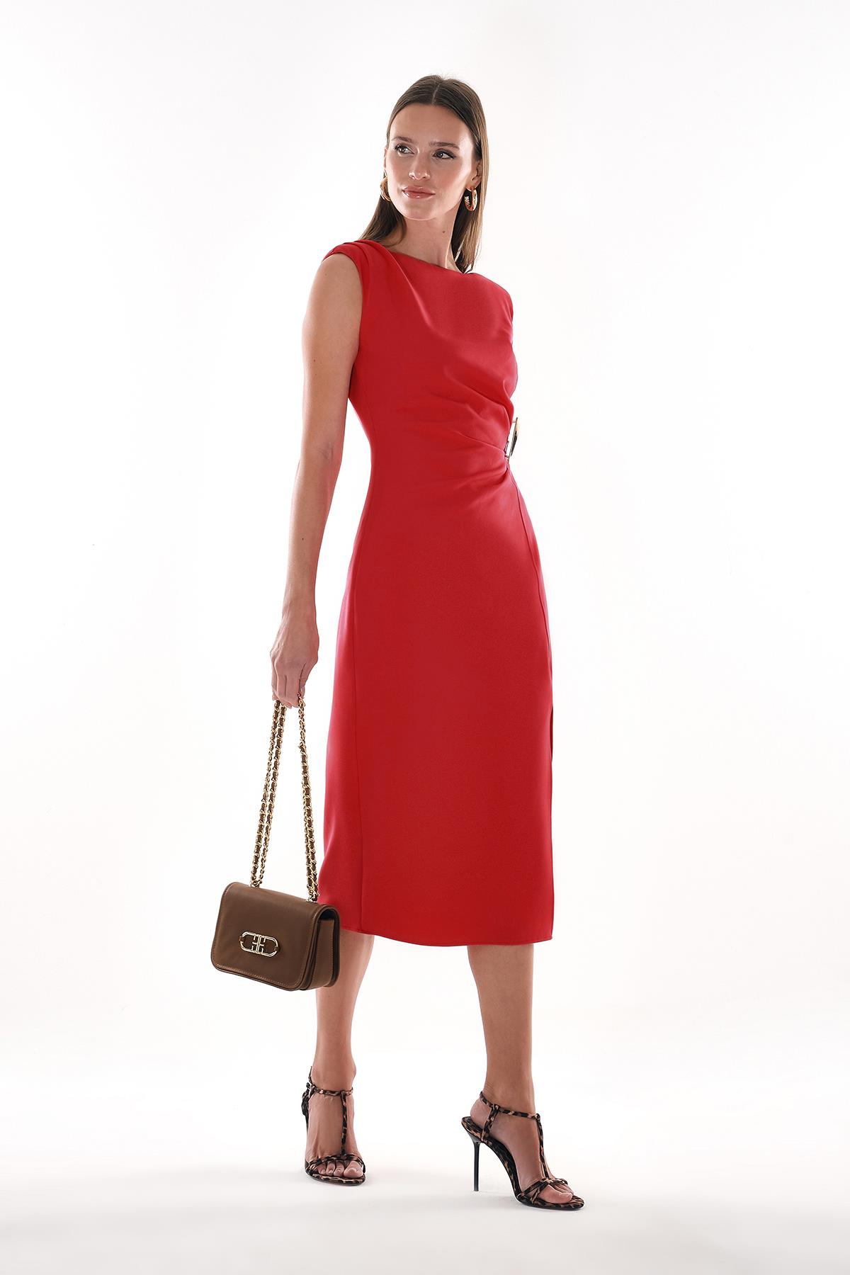 Bedene Oturan Önden Yırtmaçlı Midi Boy Şık Elbise