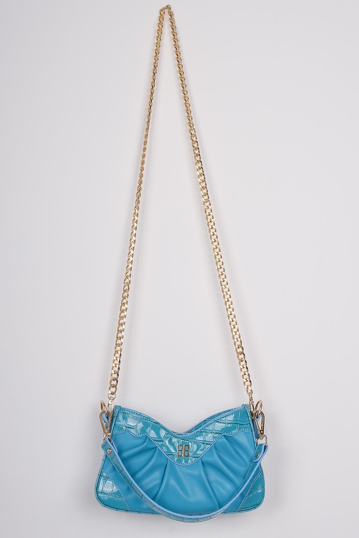 Büzgü Detaylı Metal Logolu  Omuz Çantası