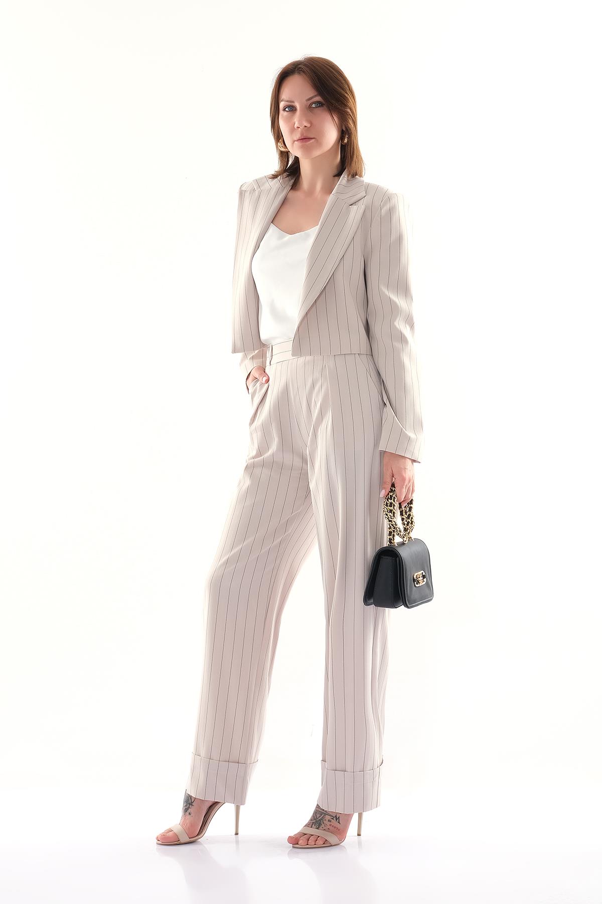 Çizgili Double Paçalı Bol Kesim Pantolon Kısa Ceket Takım