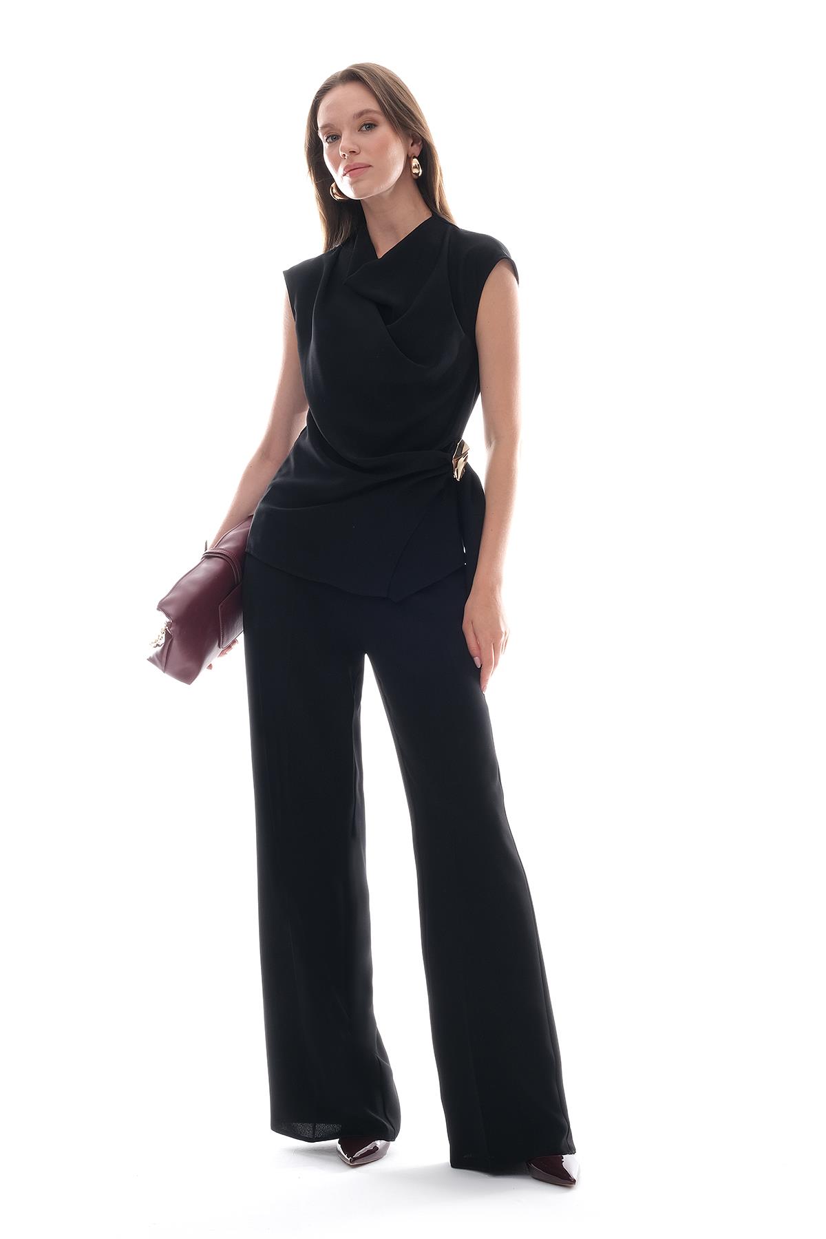 Degaje Yakalı Gol Aksesuarlı Şık Bluz