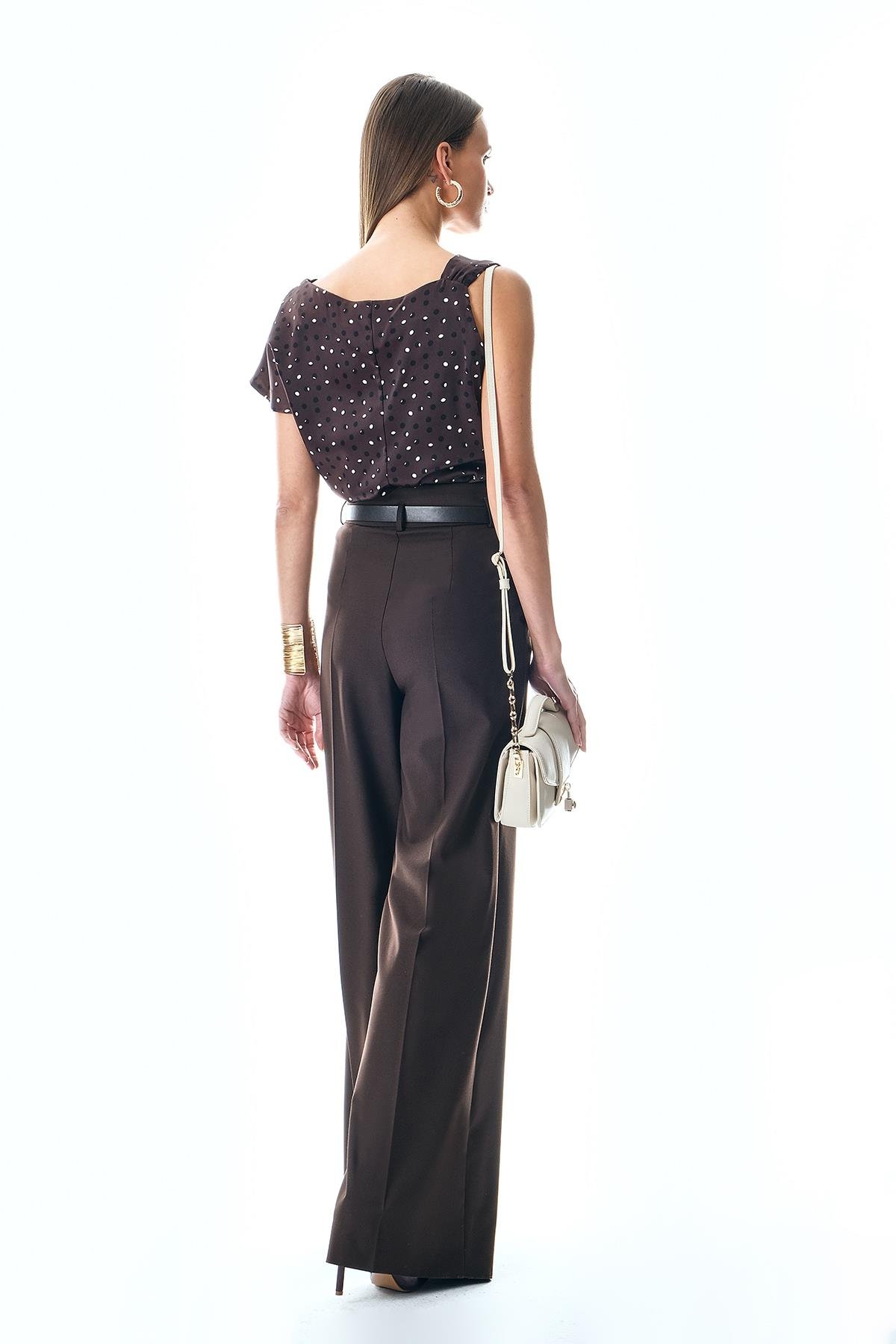 Deri Kemerli Beli V Detaylı Bol Paça Pantolon