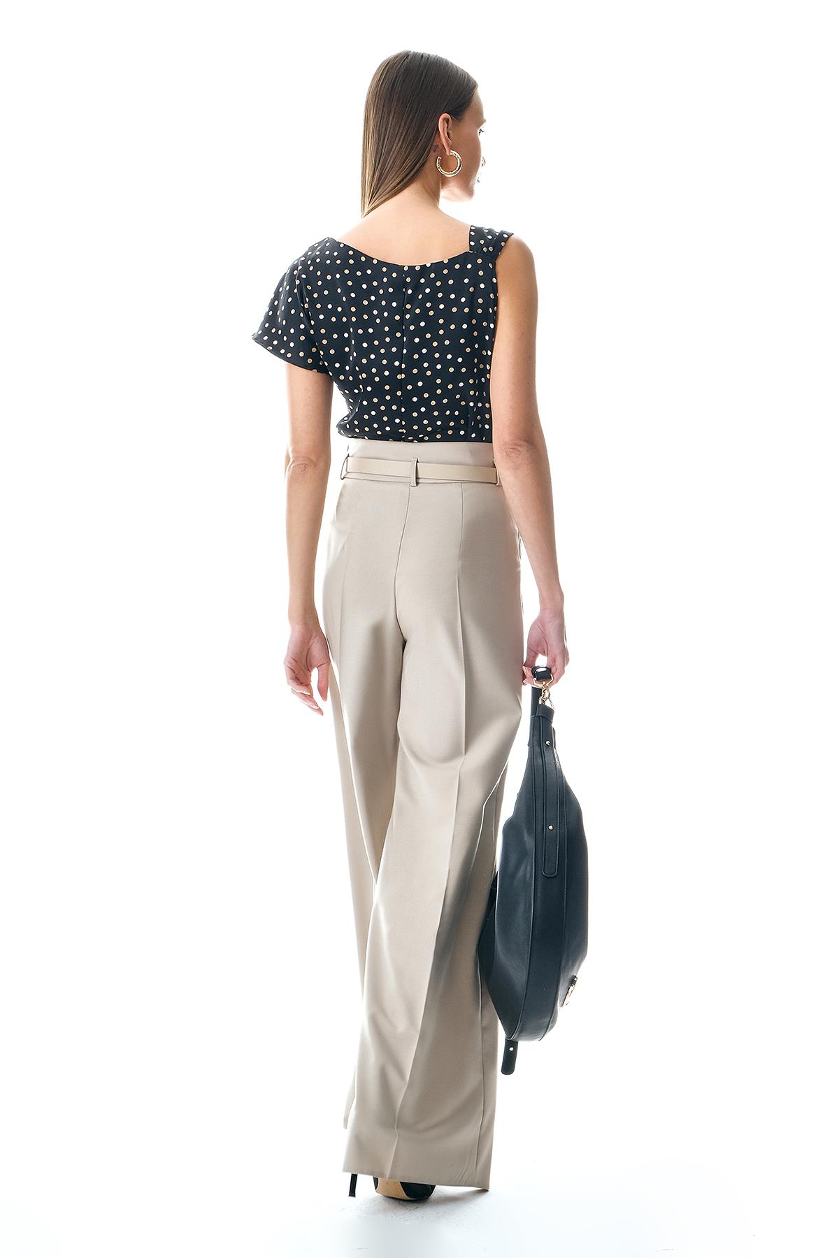 Deri Kemerli Beli V Detaylı Bol Paça Pantolon