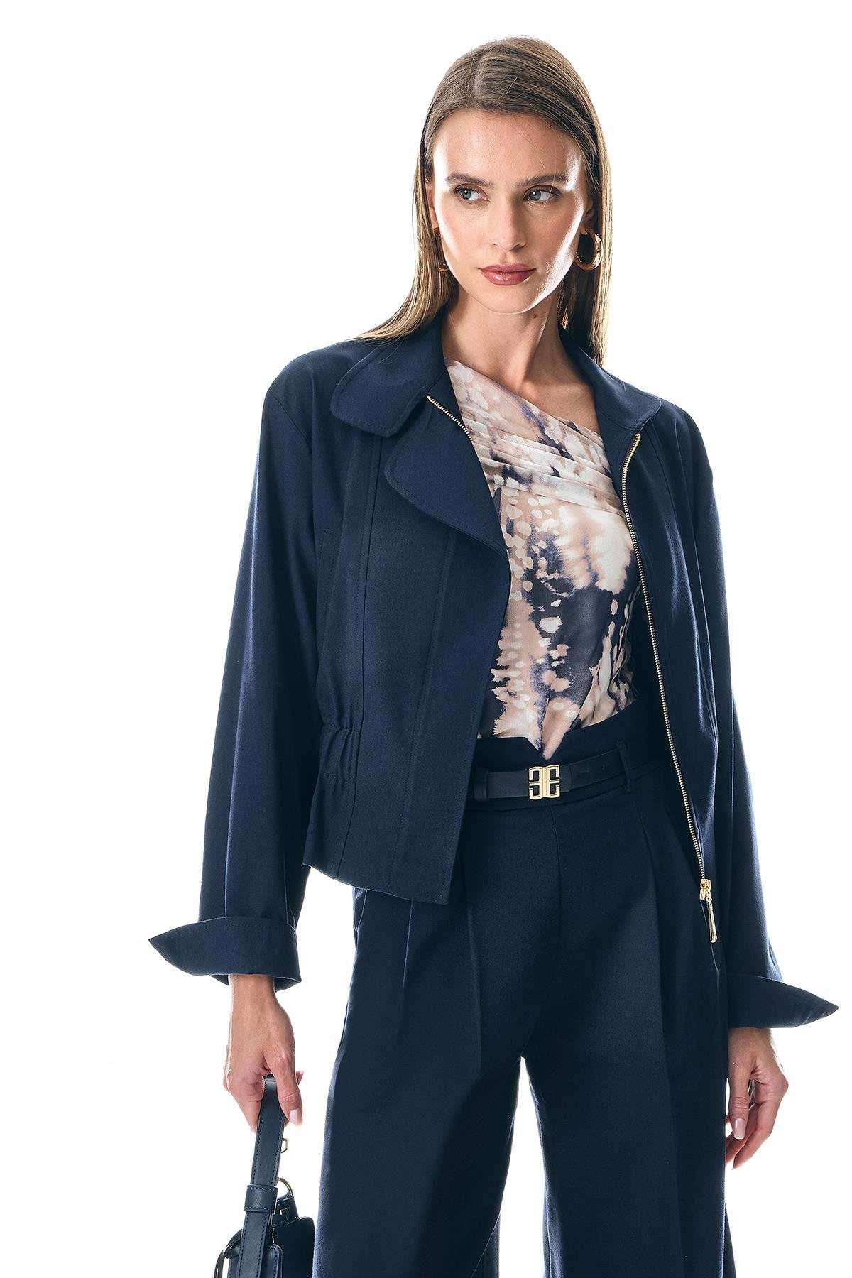 Deri Kemerli Beli V Detaylı Bol Paça Pantolon