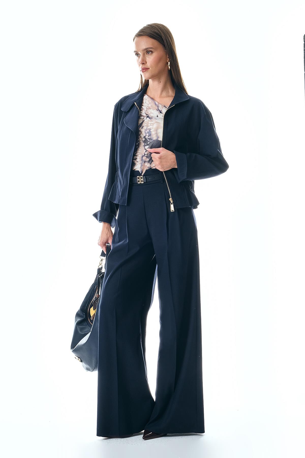 Deri Kemerli Beli V Detaylı Bol Paça Pantolon