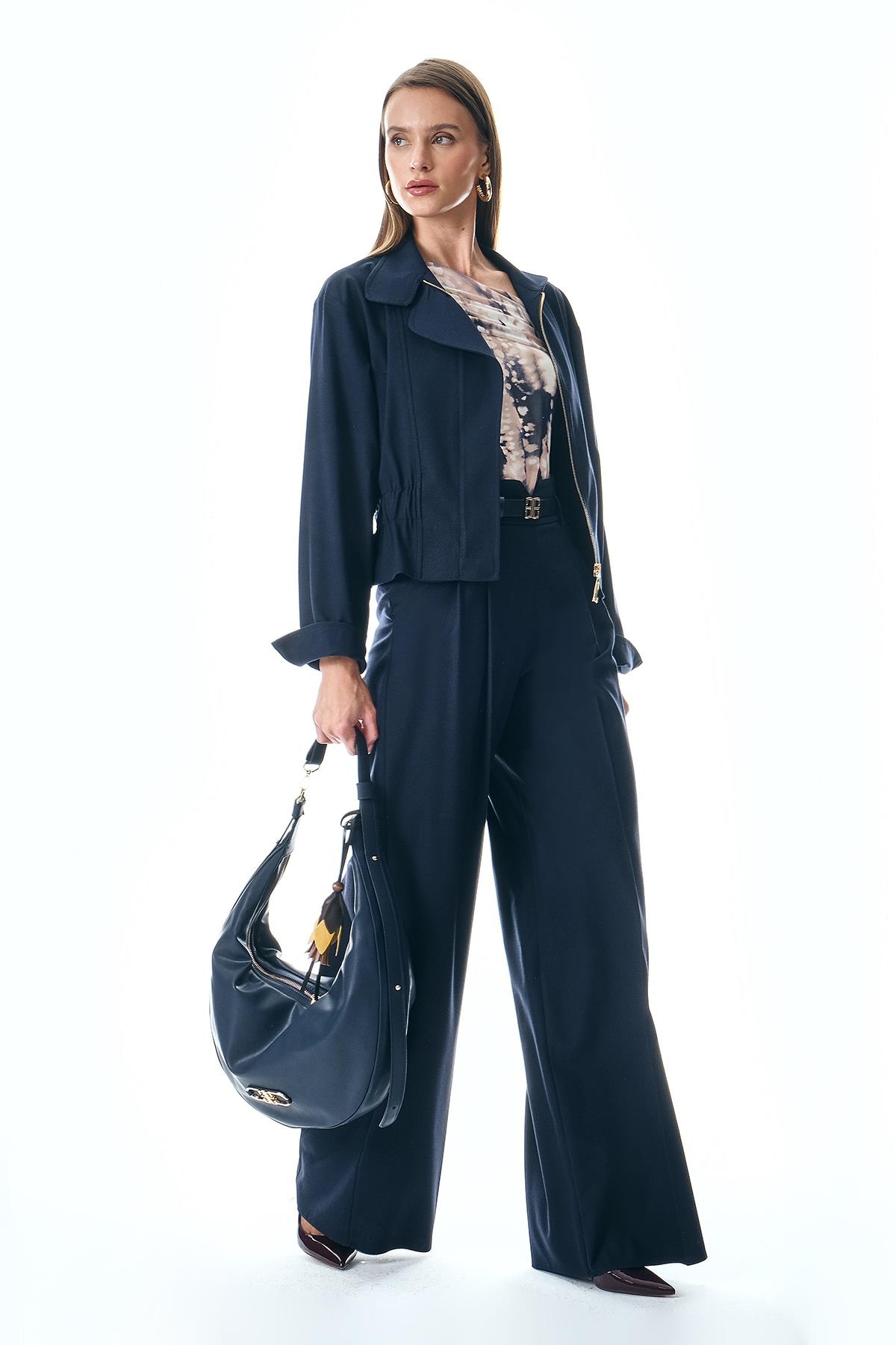 Deri Kemerli Beli V Detaylı Bol Paça Pantolon