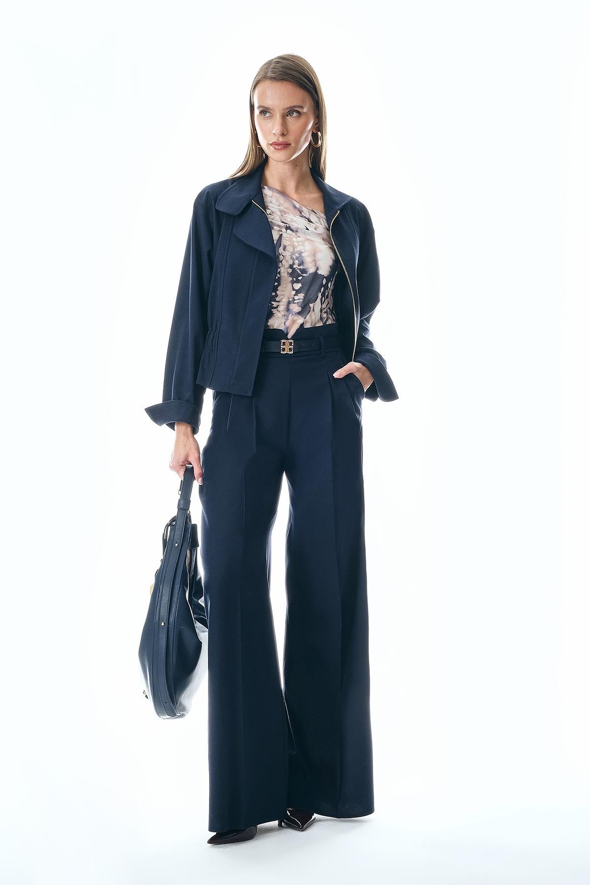 Deri Kemerli Beli V Detaylı Bol Paça Pantolon