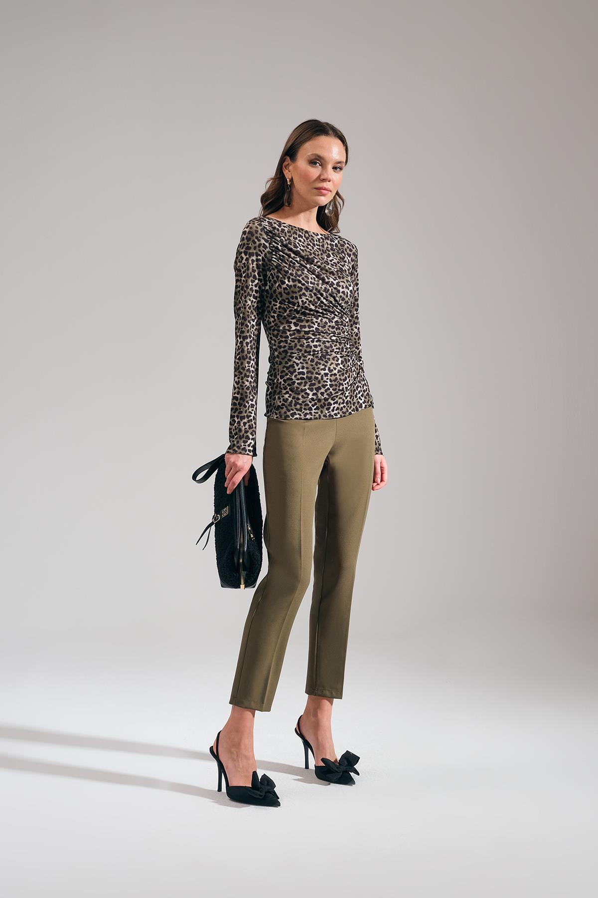 Desenli Büzgülü Gold Aksesuarlı Bluz