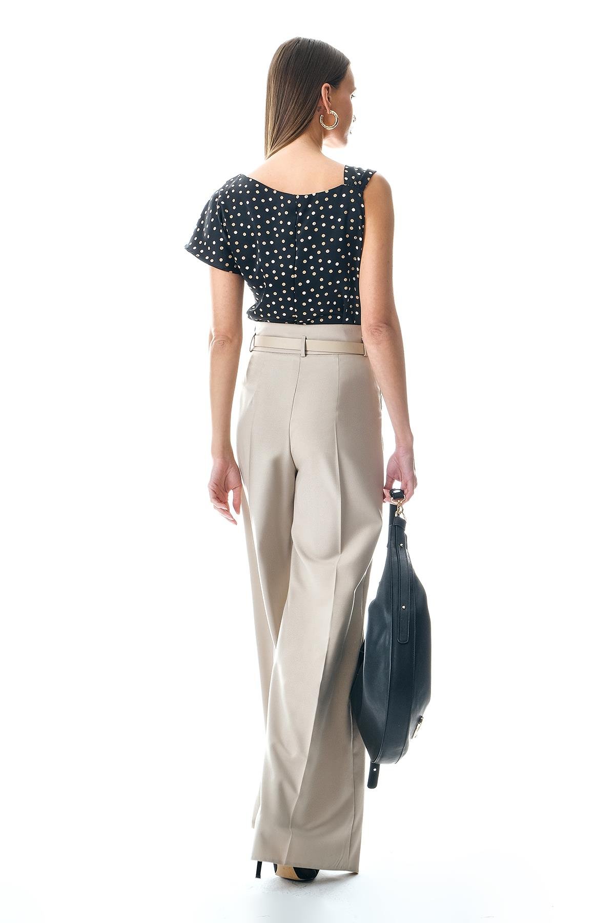 Desenli Saten Gold Metal Tokalı Asimetrik Bluz