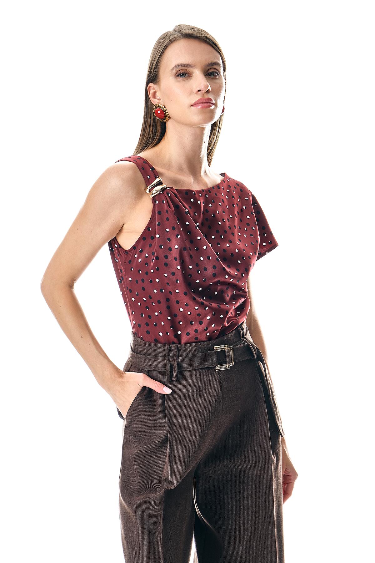 Desenli Saten Gold Metal Tokalı Asimetrik Bluz