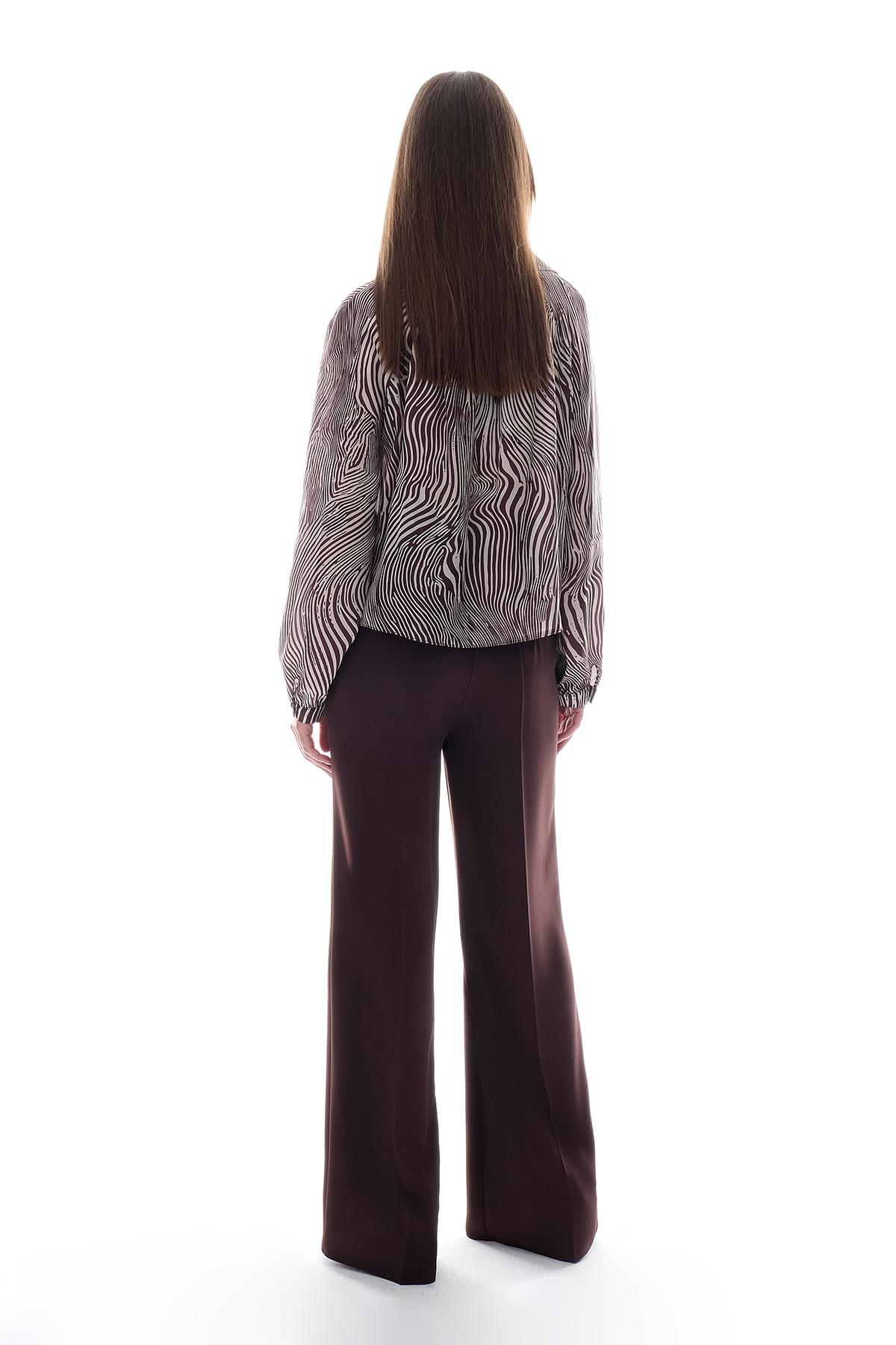 Desenli Saten Önden Düğmeli Bluz