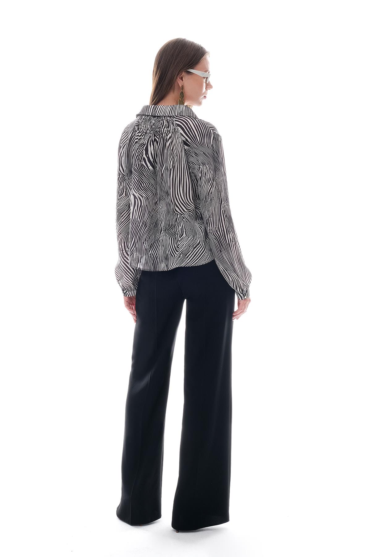 Desenli Saten Önden Düğmeli Bluz