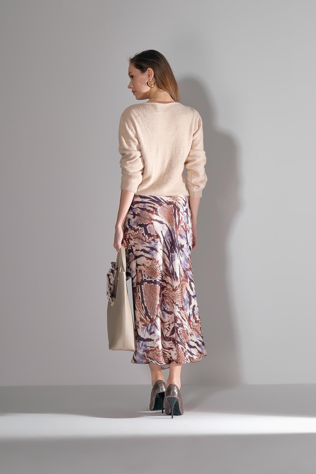 Desenli Saten Taşlı Gold Toka Aksesuarlı Anvelop Midi Etek