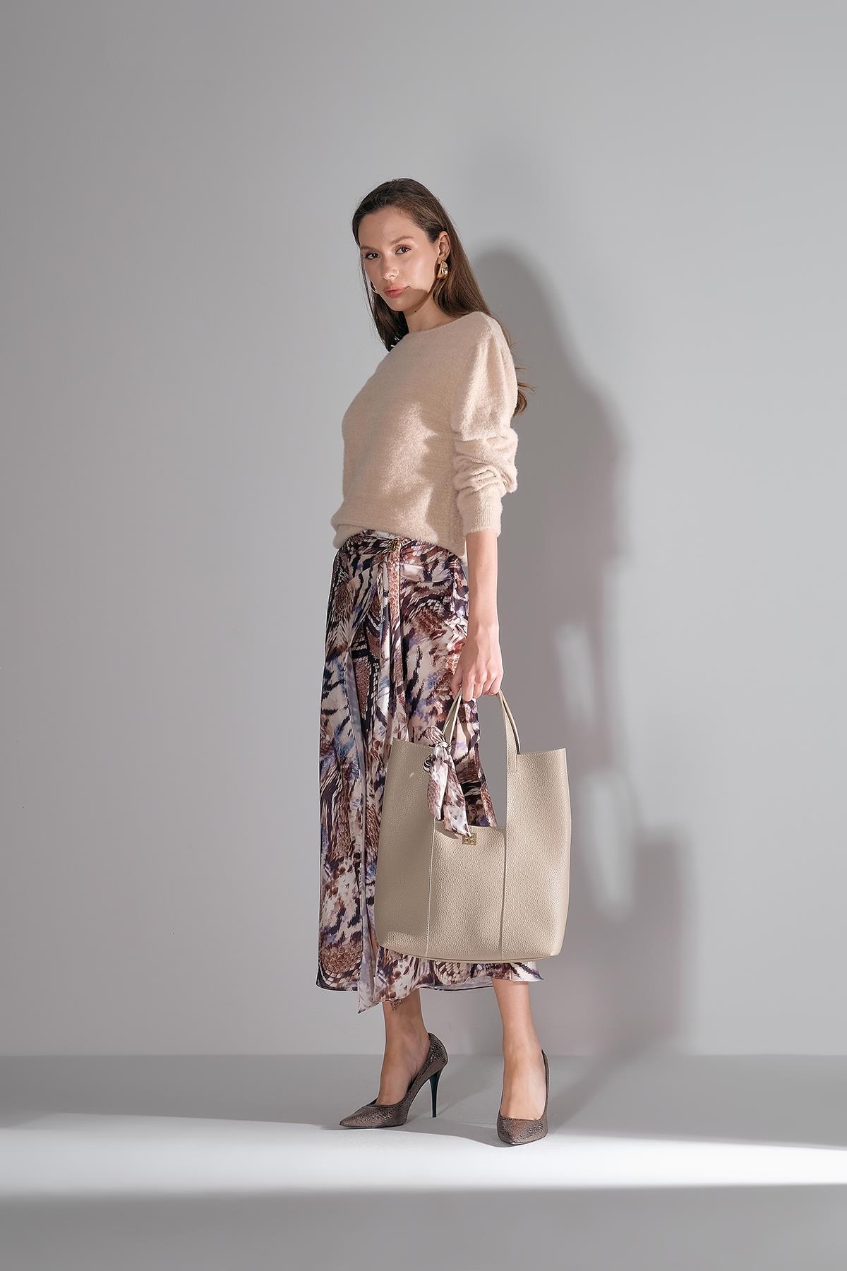 Desenli Saten Taşlı Gold Toka Aksesuarlı Anvelop Midi Etek