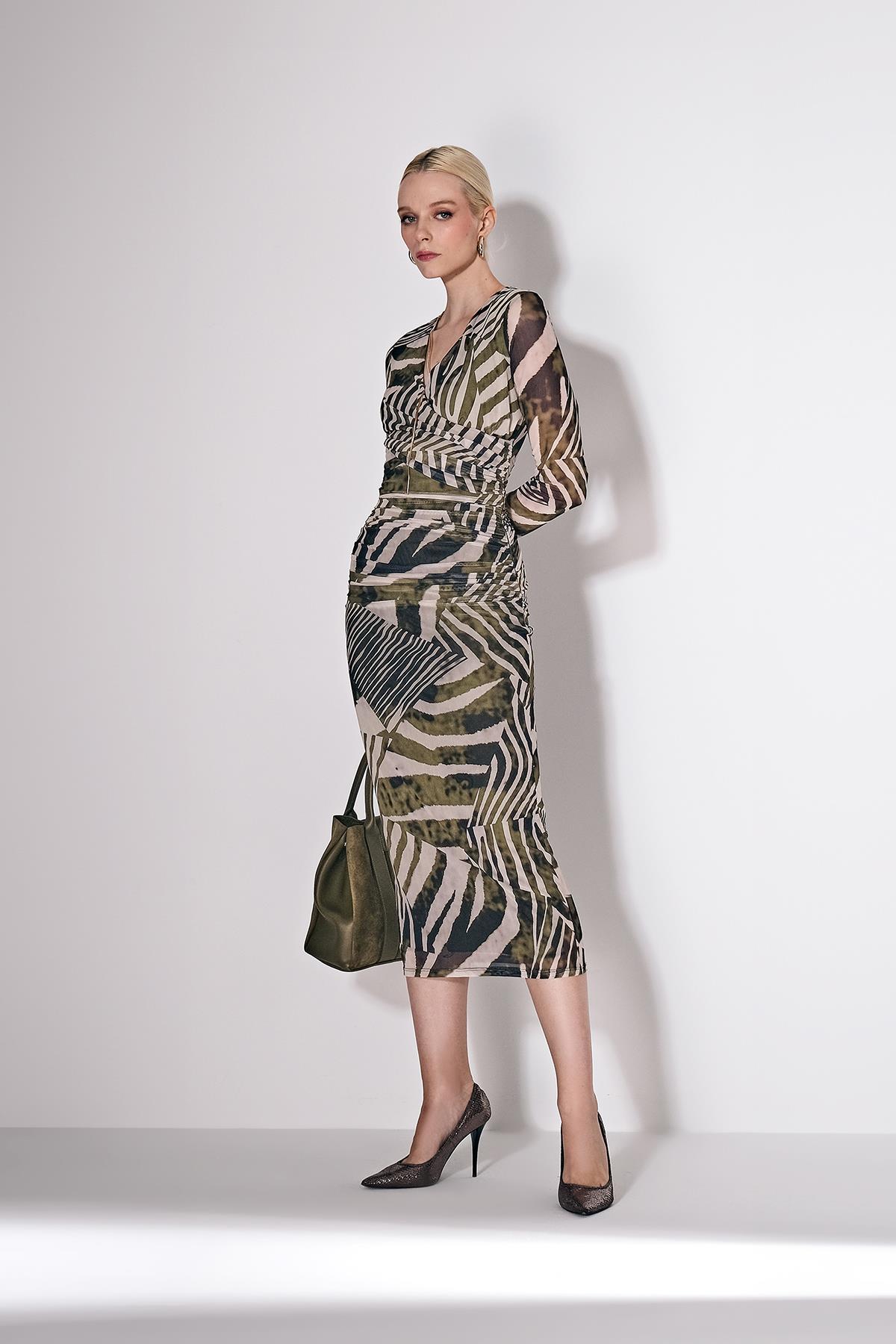 Desenli Tül Kolye Aksesuarlı Midi Boy Elbise