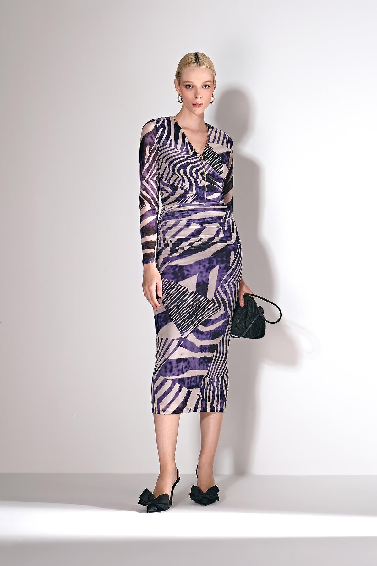 Desenli Tül Kolye Aksesuarlı Midi Boy Elbise