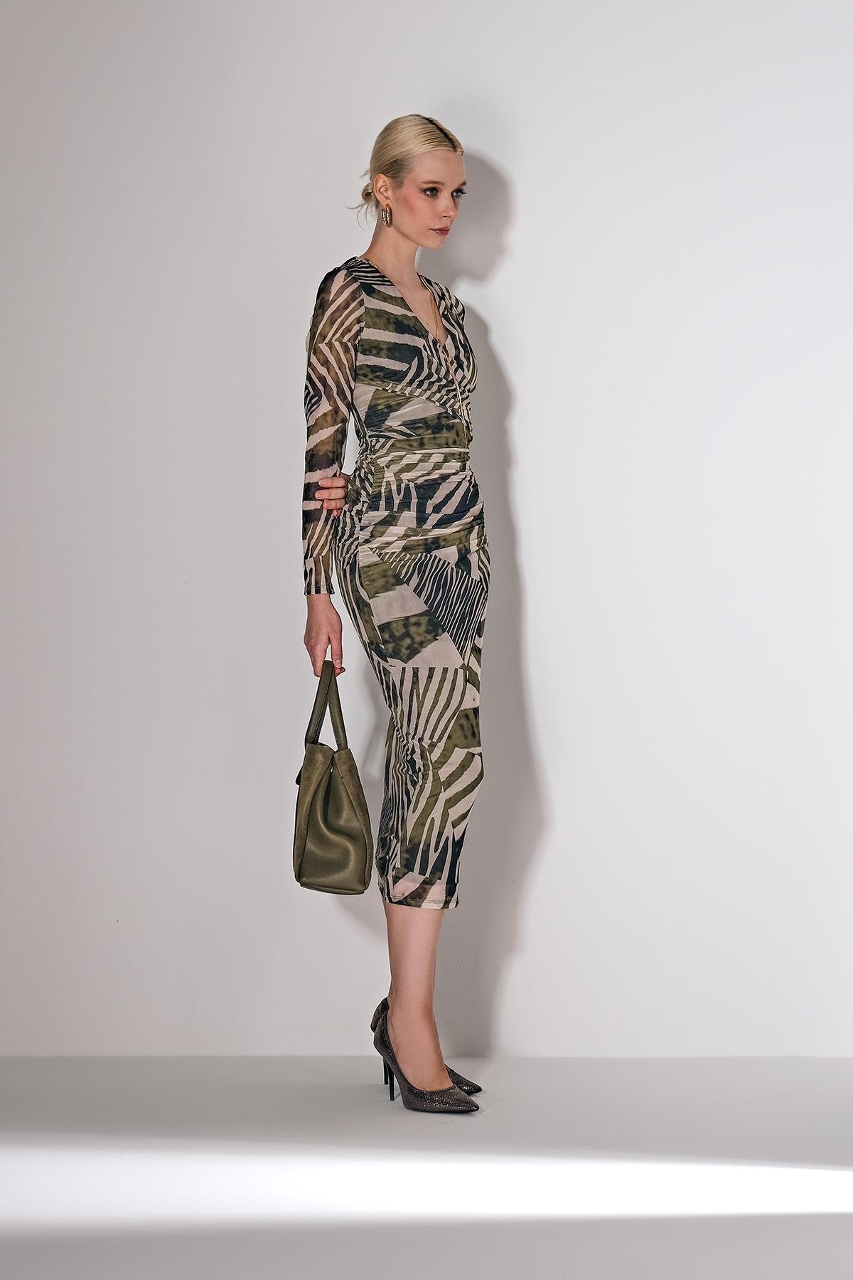 Desenli Tül Kolye Aksesuarlı Midi Boy Elbise