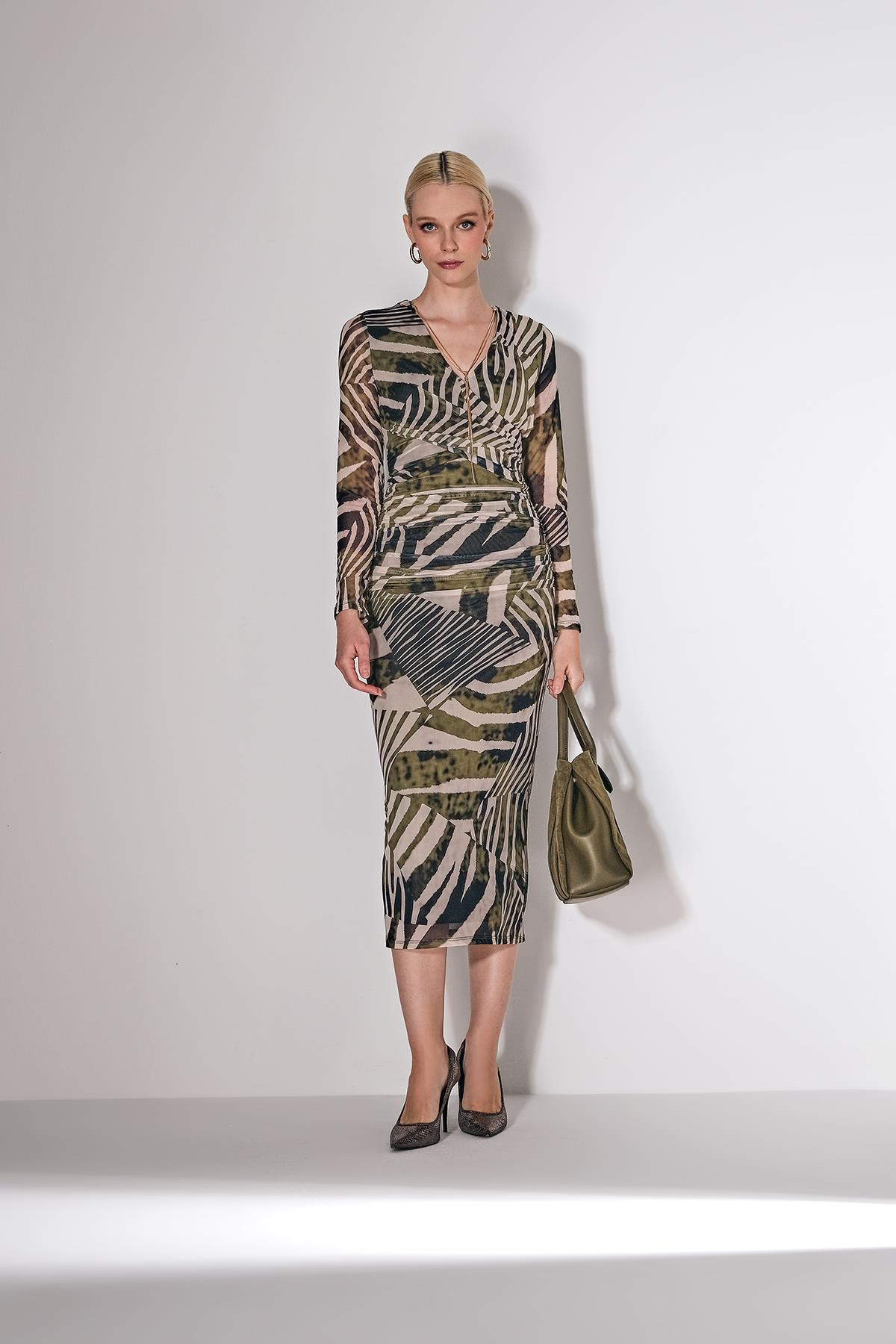 Desenli Tül Kolye Aksesuarlı Midi Boy Elbise