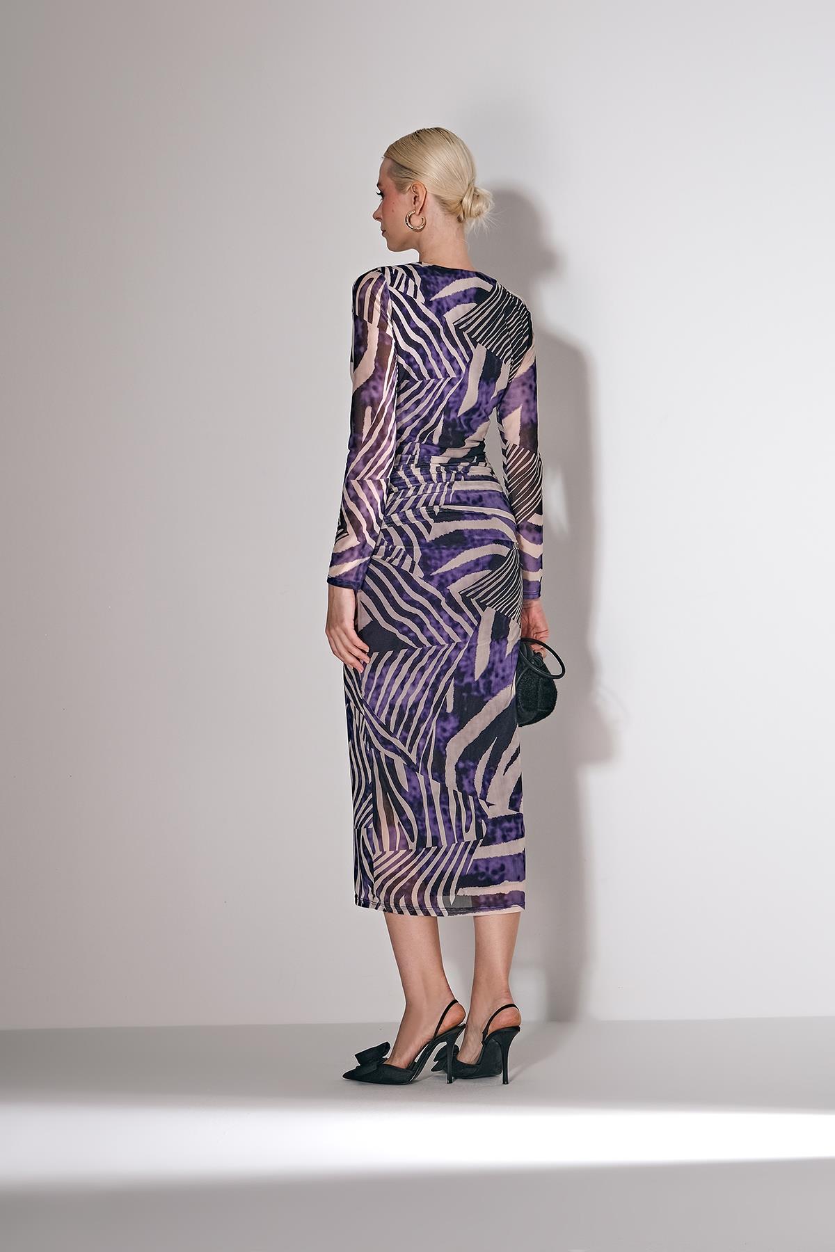 Desenli Tül Kolye Aksesuarlı Midi Boy Elbise