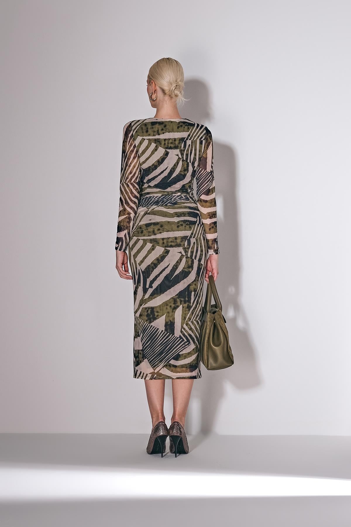 Desenli Tül Kolye Aksesuarlı Midi Boy Elbise