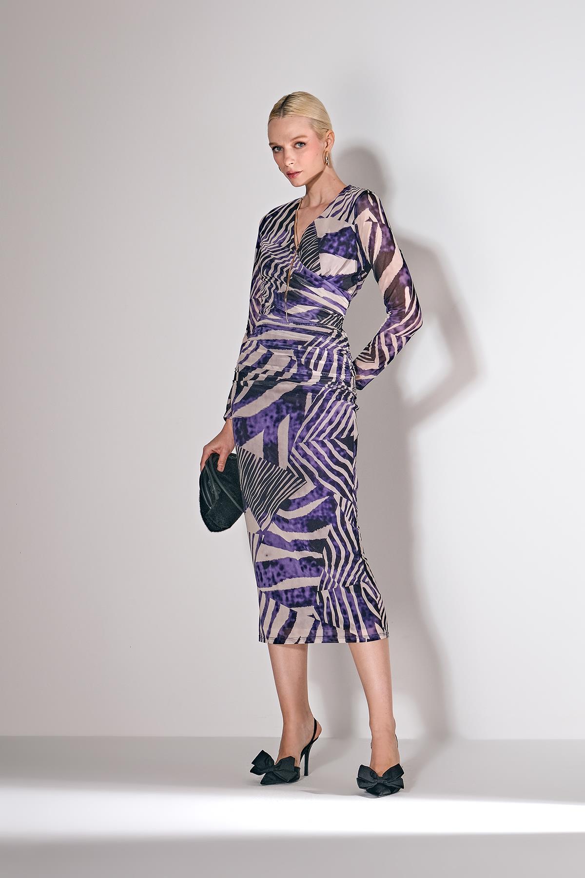 Desenli Tül Kolye Aksesuarlı Midi Boy Elbise