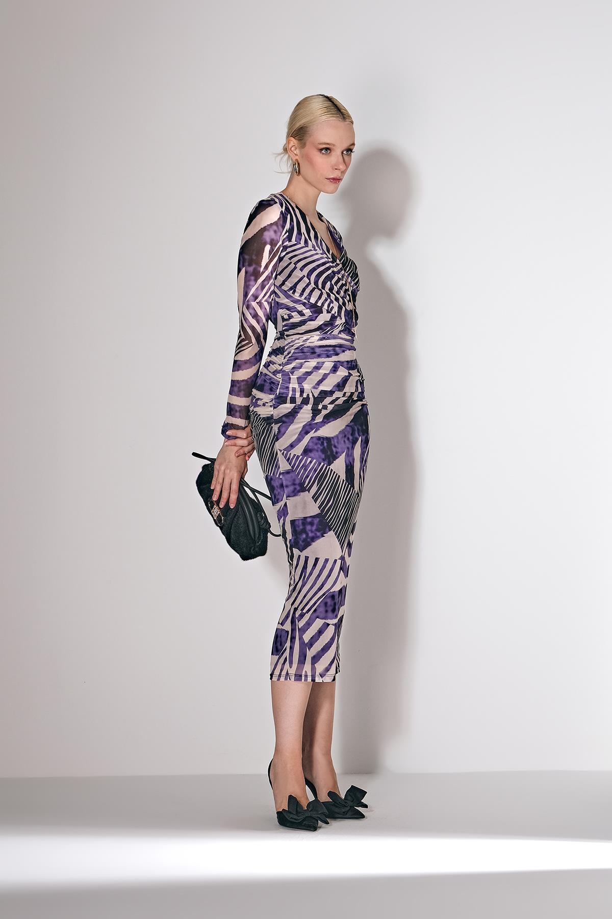 Desenli Tül Kolye Aksesuarlı Midi Boy Elbise