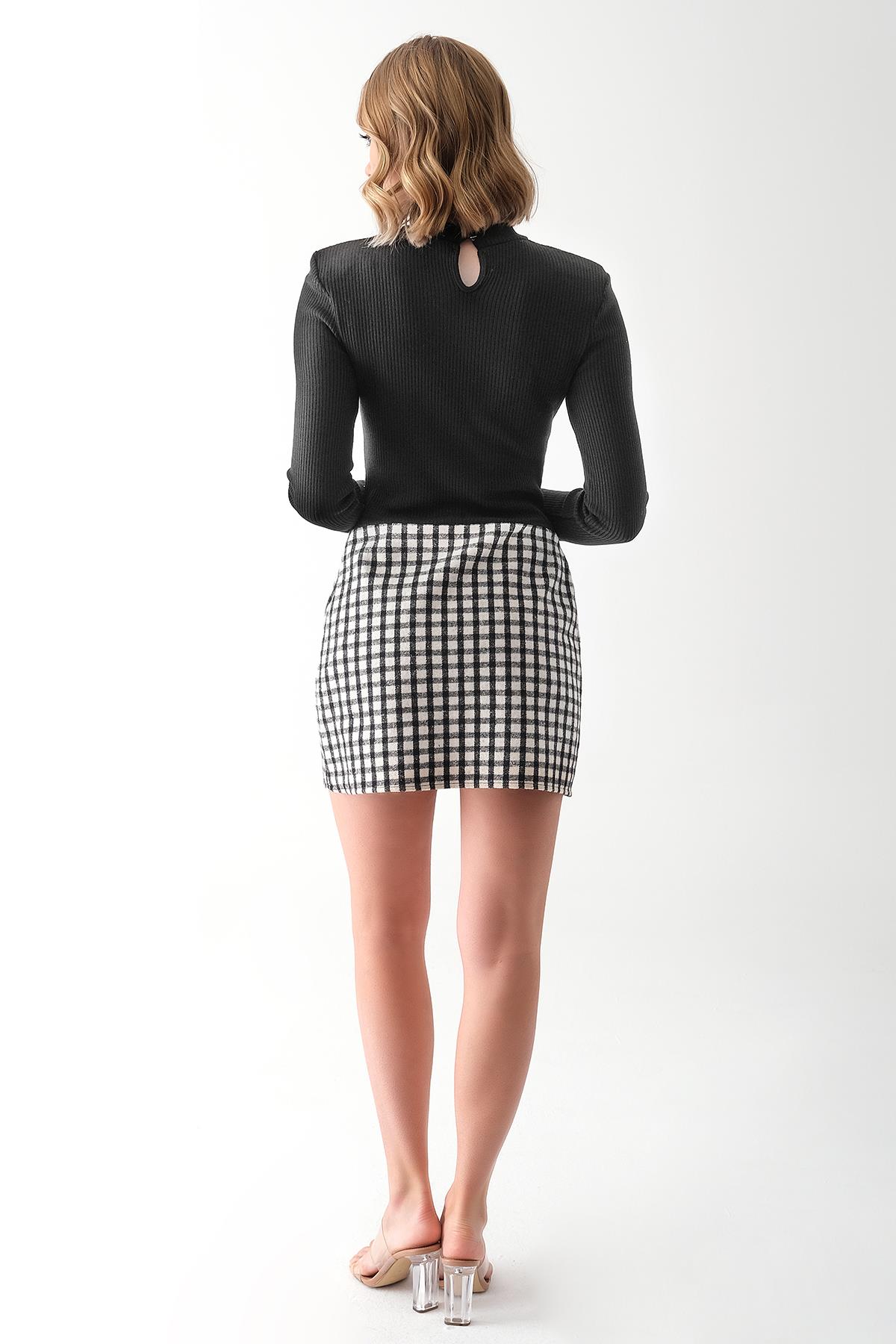 Dik Yaka Uzun Kollu Elbise