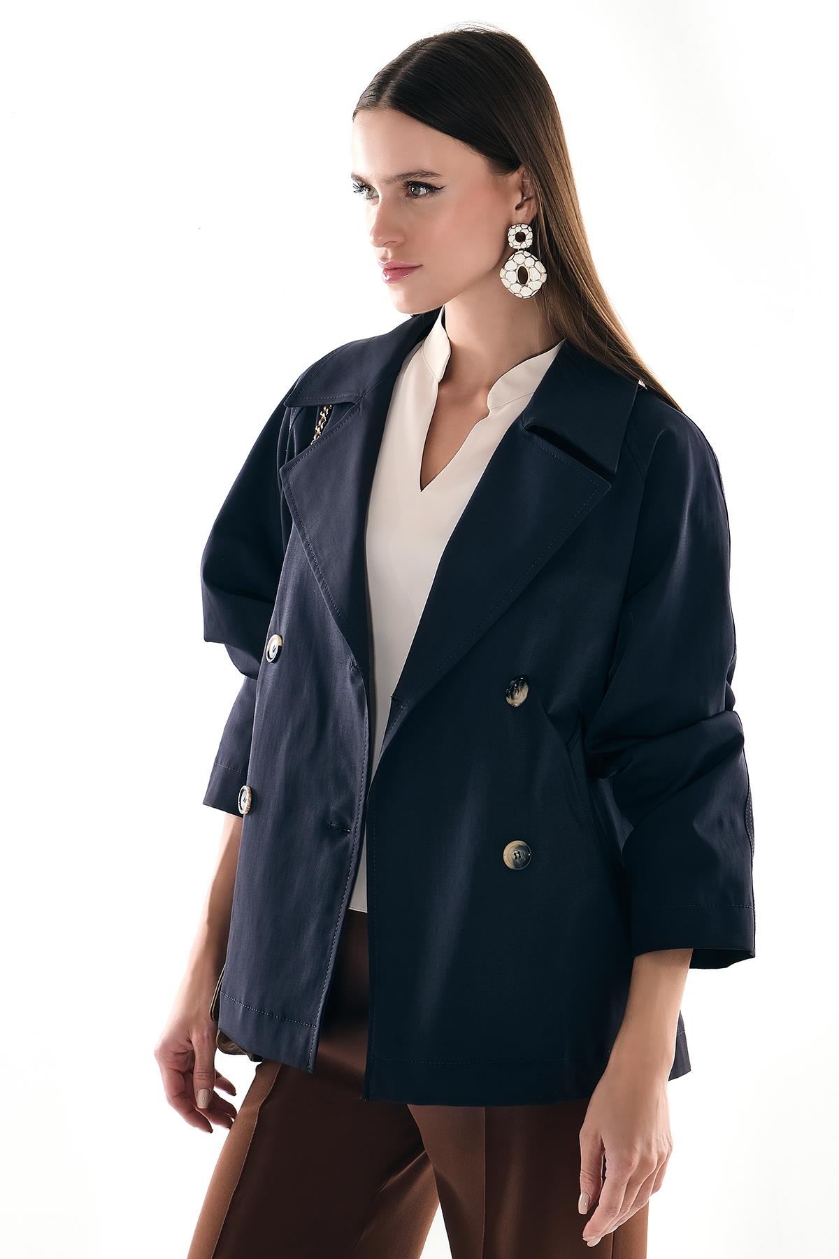 Dokulu Yandan Cepli Yakalı Önden Düğmeli Kruvaze Treçkot