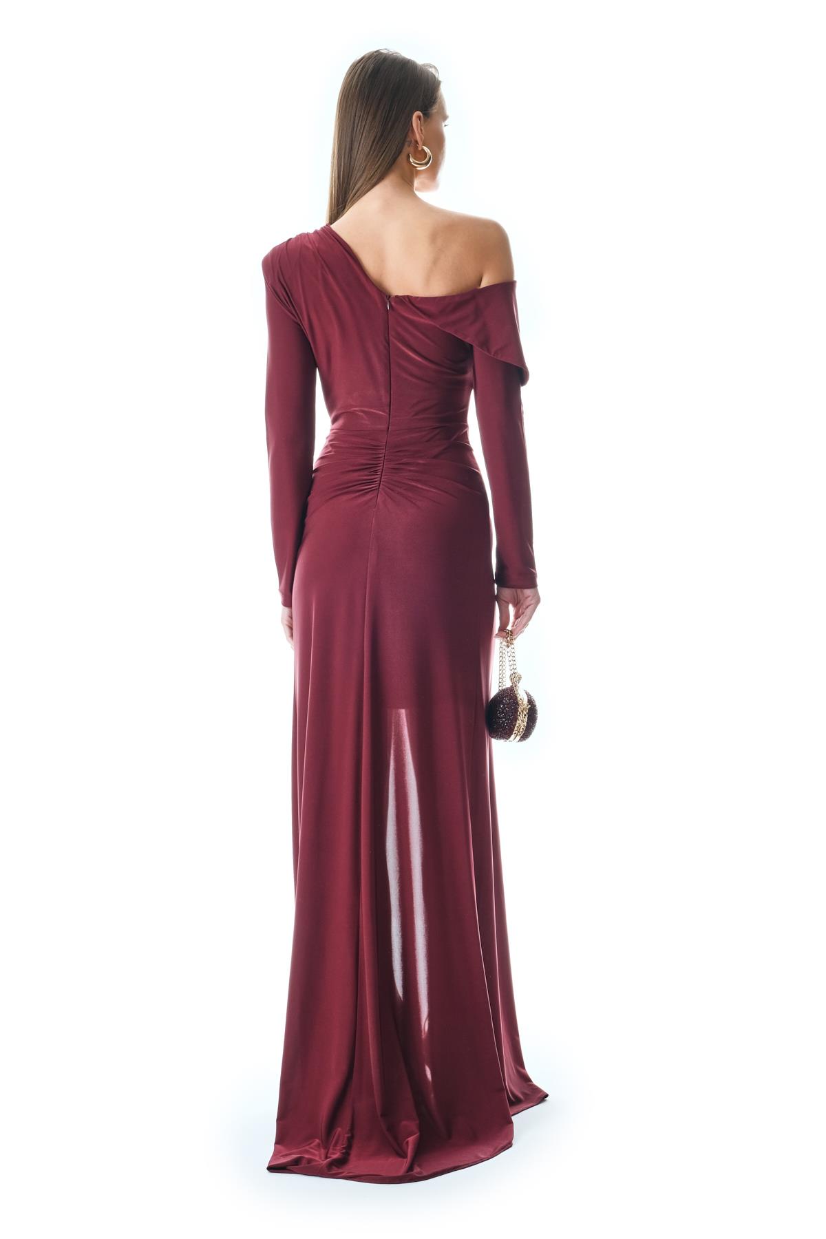 Düşük Omuzlu Drapeli Abiye Elbise