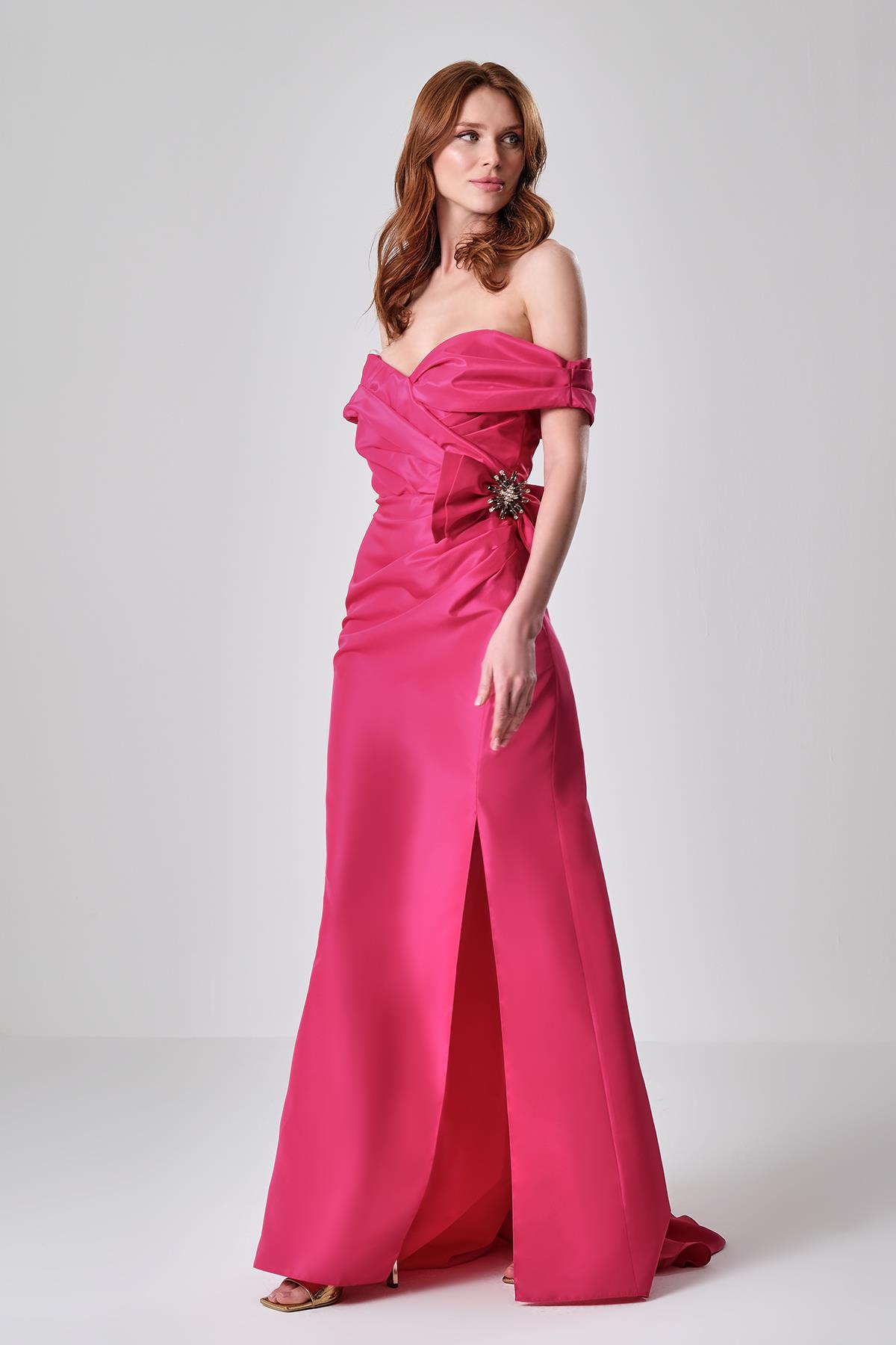 Düşük Omuzlu Taşlı Broşlu Şık Abiye Maxi Elbise