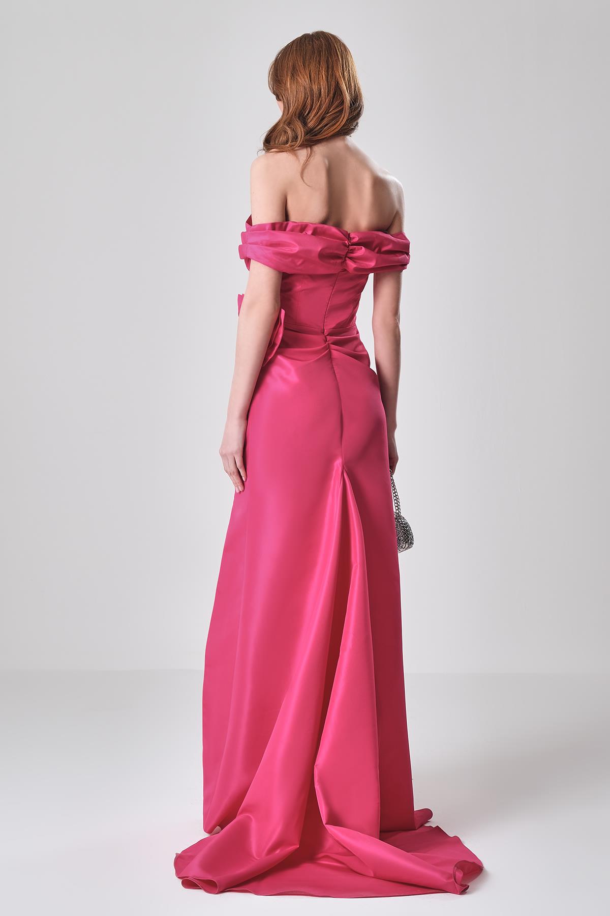 Düşük Omuzlu Taşlı Broşlu Şık Abiye Maxi Elbise