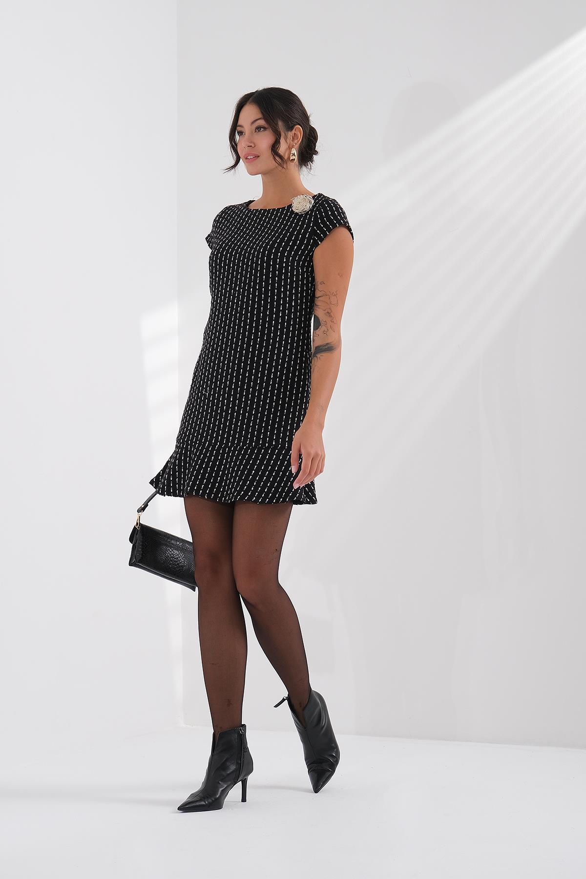 Geniş Yaka Fırfır Detaylı Mini Elbise