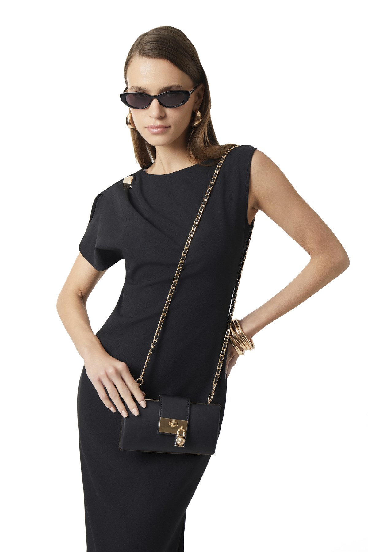 Gold Aksesuarlı Asimetrik Kollu Midi Elbise