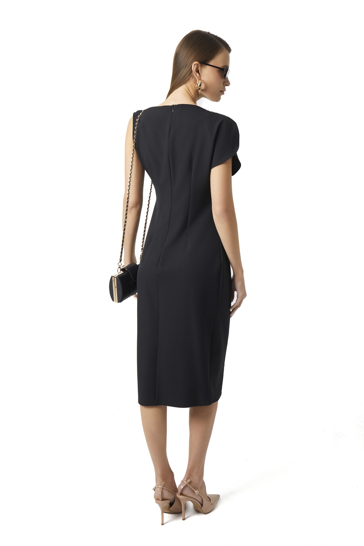 Gold Aksesuarlı Asimetrik Kollu Midi Elbise