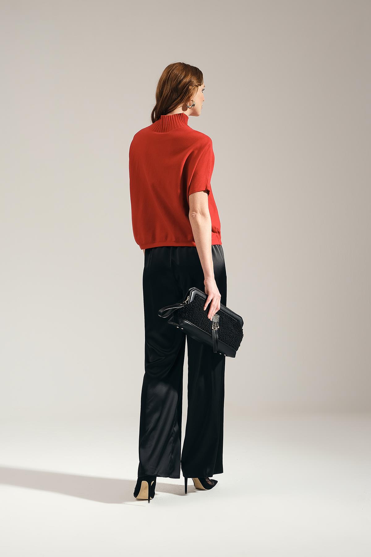 Gold Aksesuarlı Cepli Arkası Lastikli Bol Paça Saten Pantolon