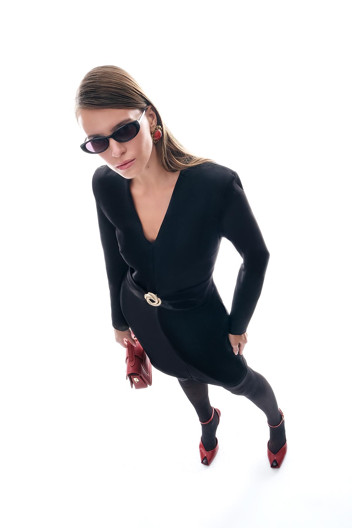 Gold Aksesuarlı Kuşaklı Mini Klasik Elbise