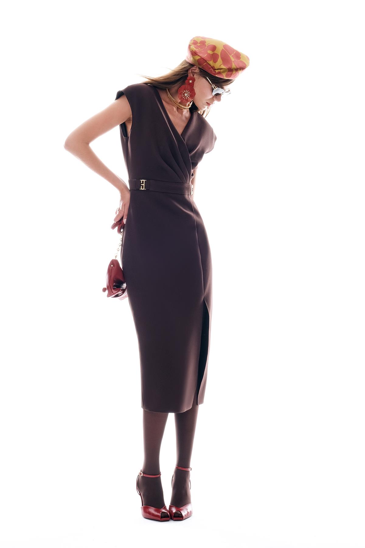 Gold Aksesuarlı Önden Yırtmaçlı Şık Elbise