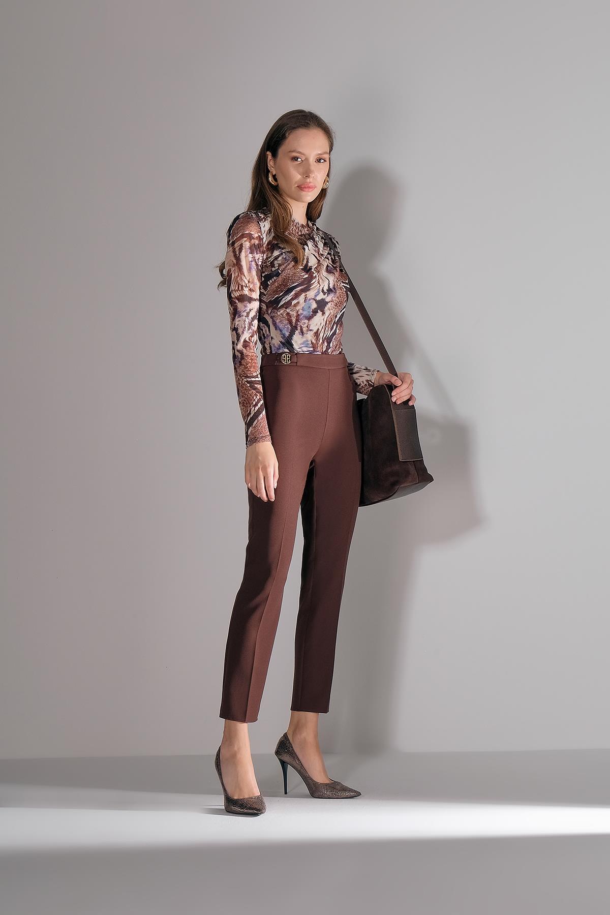 Gold Logo Aksesuarlı Dar Paça Pantolon