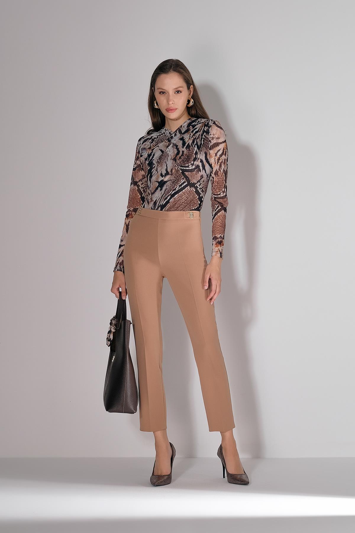 Gold Logo Aksesuarlı Dar Paça Pantolon