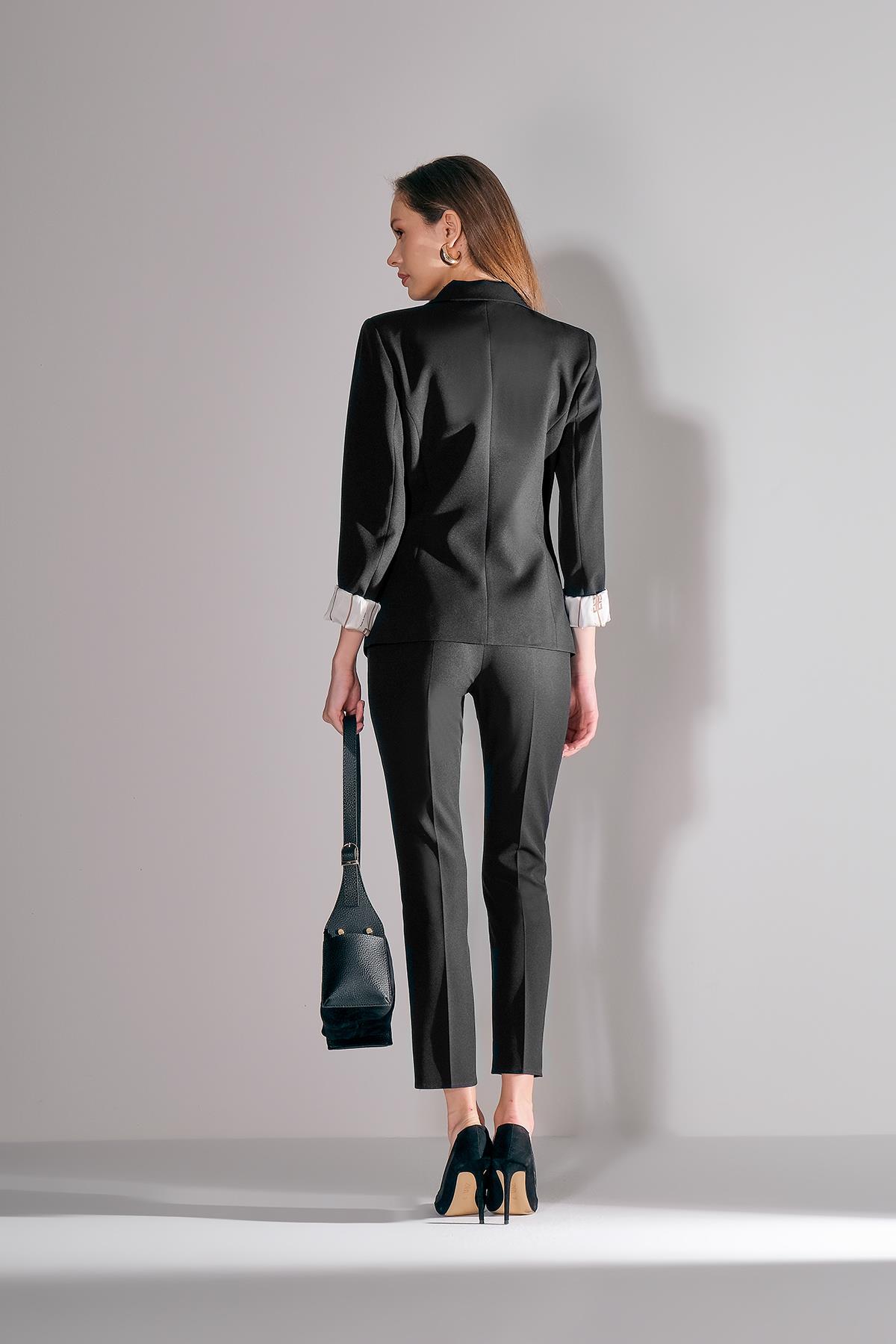 Gold Logo Aksesuarlı Dar Paça Pantolon