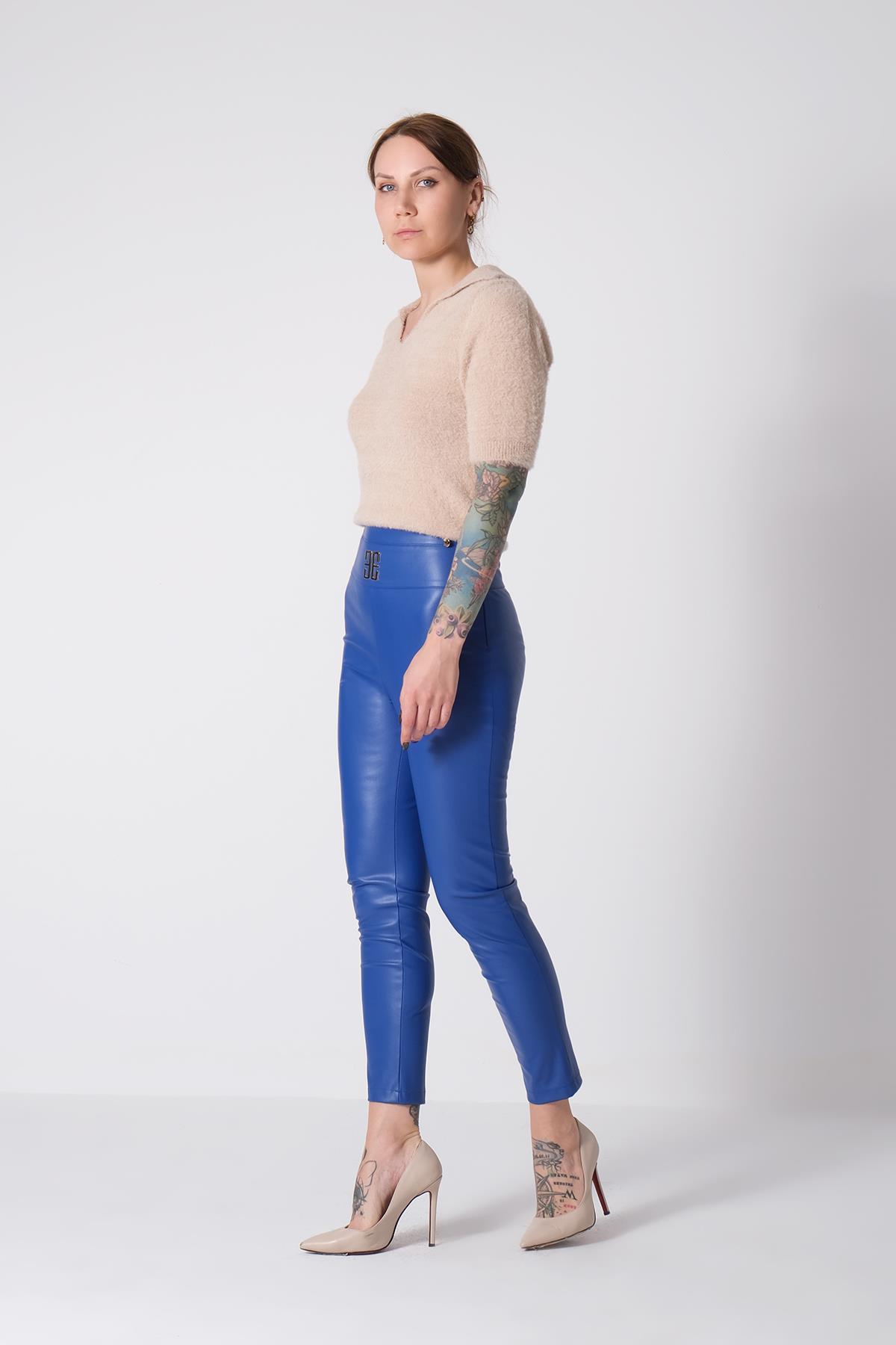 Gold Metal Logolu Suni Deri Dar Pantolon