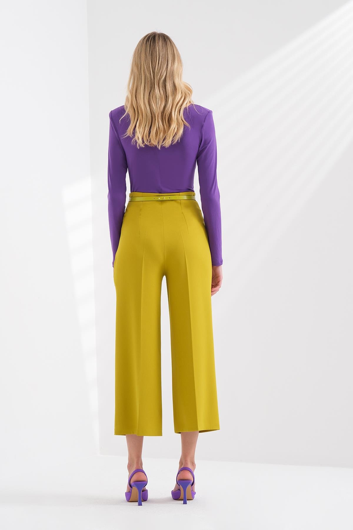 Kemerli Yüksek Bel Kısa Pantolon